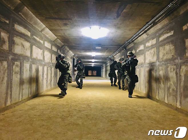 지난 24일 강원도 인제 육군과학화전투훈련단(KCTC)에서 진행된 건물지역 전투훈련에서 28사단 장병들이 지하시설을 확보하기 위해 진입하고 있다. (육군 제공) 2019.2.25/뉴스1