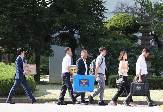 지난 9월 서울 강남구 숙명여자고등학교를 압수수색한 경찰 수사관들이 압수물을 담은 상자를 들고 학교를 나서고 있다. [연합뉴스]