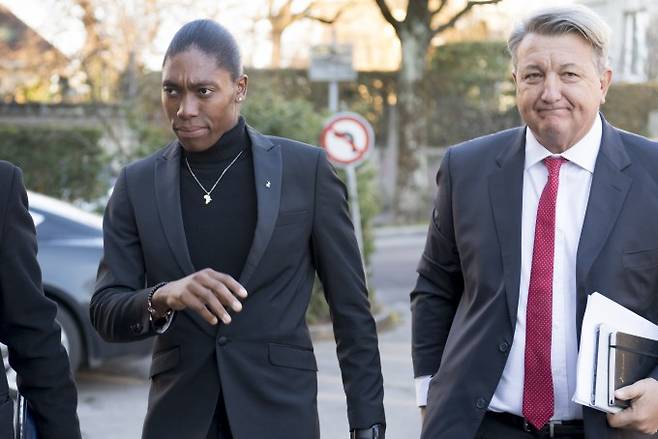 남아공의 육상 선수 캐스터 세메냐가 2016 올림픽 여자 800m에서 선두로 질주하고 있다. 세메냐는 남자 같은 외모 때문에 종종 성별 논란에 휩싸인다. 사진은 스포츠중재재판소로 향하는 세메냐. AP/연합뉴스