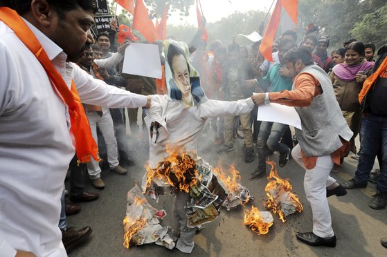 지난 15일(현지시간) 인도의 반 파키스탄 시위대가 파키스탄의 임란 칸 총리 사진을 불태우고 있다. [EPA=연합]
