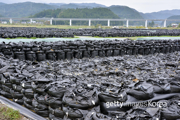 지난 2017년 10월 일본 후쿠시마현 나라하라정에 2011년 후쿠시마 제1원전 폭발사고 이후 나온 오염토를 담은 검정색 자루들이 쌓여 있다. 게티이미지코리아
