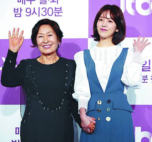 드라마 ‘눈이 부시게’(JTBC)에서 갑작스레 늙어버린 25살 김혜자 역을 함께 연기하는 배우 김혜자(왼쪽)와 한지민. JTBC 제공