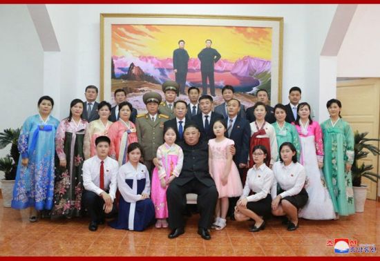 김정은 북한 국무위원장이 26일 베트남 하노이 주재 북한대사관을 방문했다고 조선중앙통신이 27일 보도했다.