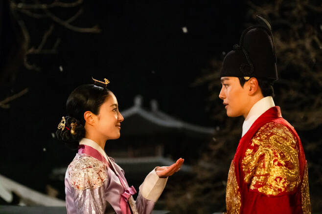 tvN <왕이 된 남자>는 영화 <광해, 왕이 된 남자>(2012)를 리메이크했다. 원작과 달리 왕의 자리에 오른 광대 하선과 중전 소운의 사랑 이야기를 중점적으로 그리고 있다. tvN 제공