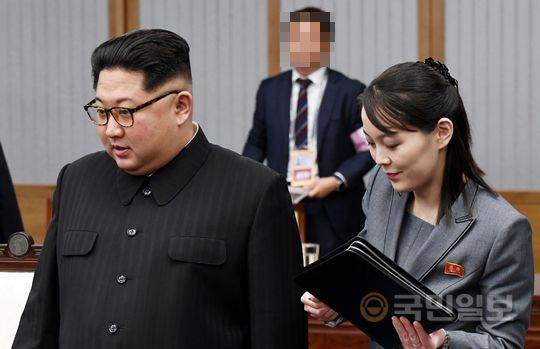 김정은 북한 국무위원장과 김여정 노동당 중앙위원회 제1부부장이 지난해 4월 27일 판문점 남측지역 평화의 집 2층 회담장에서 남북 정상회담장으로 입장하고 있다. 국민일보 DB