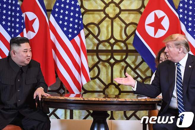 도널드 트럼프 미국 대통령과 김정은 북한 국무위원장이 28일(현지시간) 베트남 하노이 소피텔 레전드 메트로폴 호텔에서 단독회담을 하고 있다. © AFP=뉴스1 © News1 우동명 기자