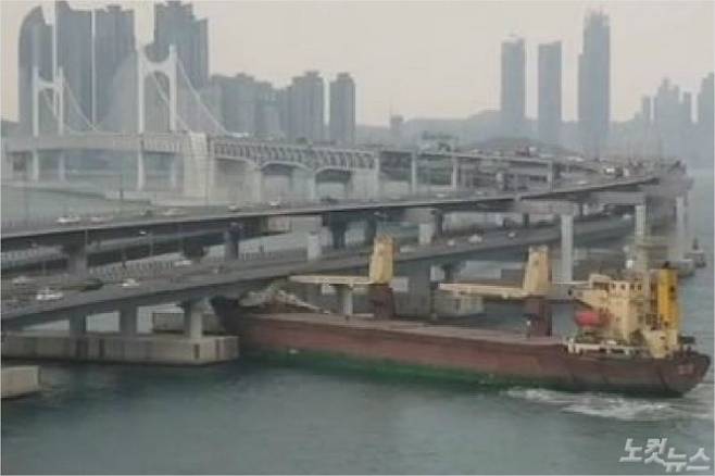 28일 부산 광안대교에 초대형 화물선이 충돌했다. (사진=인스타그램 'canaan_manager' 제공 영상 캡쳐