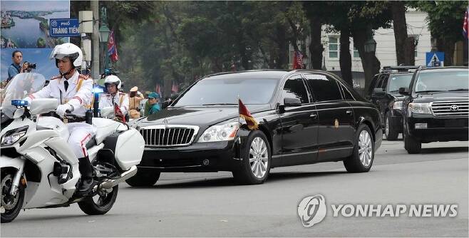 북한 김정은 국무위원장이 28일 회담 장소인 베트남 하노이 소피텔 레전드 메트로폴 호텔을 떠나고 있다 (사진=연합뉴스 제공)