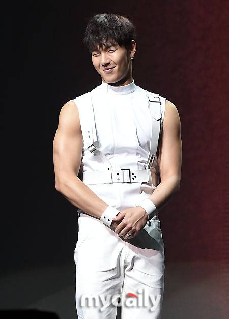 ▲ '몸이 화났어'…몬스타엑스 셔누, 울끈불끈 근육