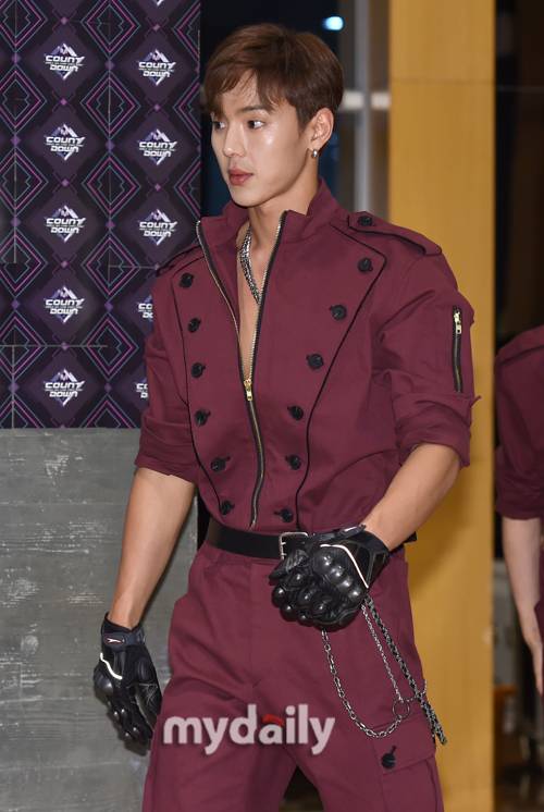 ▲ '살짝만 열어도 섹시'…셔누, 은근히 보이는 가슴팍