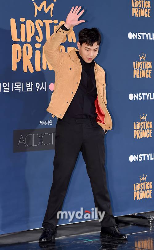 ▲ '내가 생각해도 난 멋져'…몬스타엑스 셔누, 자신감 넘치는 포즈