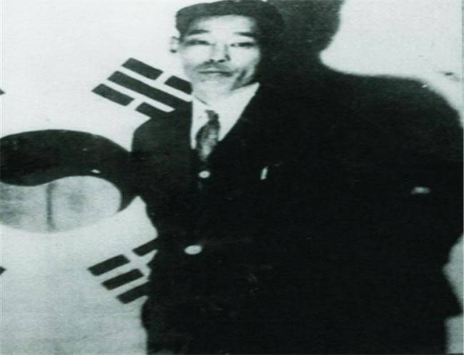 이봉창 의사가 태극기 앞에서 거사를 다짐하며 촬영한 사진. 광복회 광주·전남지부 제공