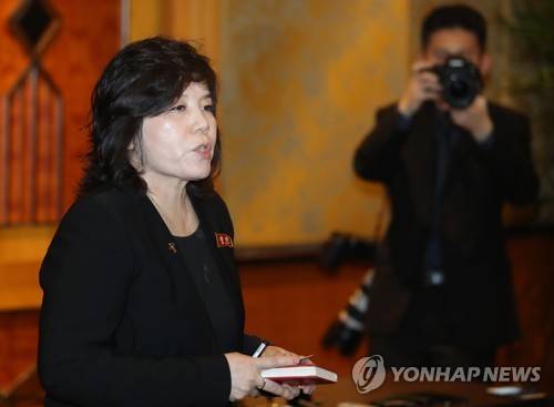 취재진 질문에 답하는 최선희 외무성 부상 (서울=연합뉴스) 최재구 기자 = 최선희 북한 외무성 부상이 1일 새벽(현지시간) 제2차 북미정상회담 북측 대표단 숙소인 베트남 하노이 멜리아호텔에서 전날 열린 도널드 트럼프 미국 대통령과 김정은 북한 국무위원장의 2차 정상회담이 합의에 이르지 못하고 결렬된 것과 관련 기자회견을 열고 취재진 질문에 답하고 있다. 2019.3.1 jjaeck9@yna.co.kr