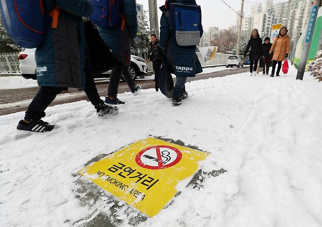 '학교 주변 금연거리'로 시범 지정된 서울 노원구 공연초등학교 앞 거리를 시민이 걷고 있다. [연합뉴스]