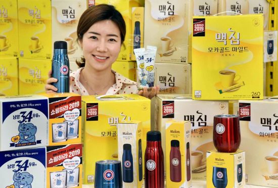 모델이 3일 서울 등촌동 홈플러스 강서점에서 ‘맥심X마블 기획팩’과 ‘남양 3.4우유맛 스틱 빈티지컵’ 등 사은품을 함께 증정하는 커피·차 기획팩 상품들을 선보이고 있다.