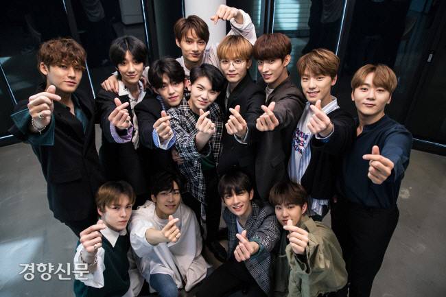 그룹 세븐틴이 지난해 5월 서울 강남구 청담동 플레디스 연습실에서 ‘스포츠경향’ 창간 13주년을 기념해 포즈를 취하고 있다.이중 4명의 멤버가 외국 국적을 소유하고 있다. 이선명 기자