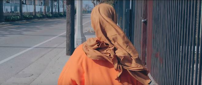 이달의 소녀의 첫 번째 미니 앨범 리패키지 활동곡 ‘버터플라이’ 뮤직비디오에는 히잡을 쓰고 달려가는 소녀의 모습이 나온다. 유튜브 갈무리