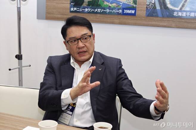 지난 2월27일 일본 도쿄 빅사이트에서 열린 '월드 스마트에너지 위크' LS산전 부스에서 구자균 회장이 인터뷰 질문에 답변하고 있다. /사진=LS산전 제공