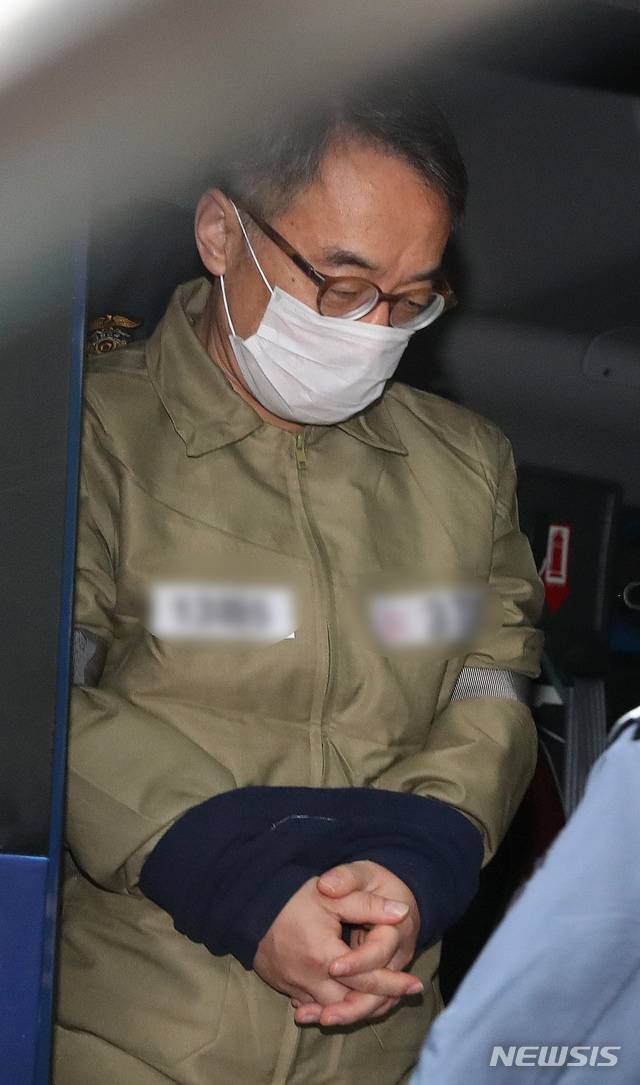 【서울=뉴시스】김선웅 기자 = 사법농단 의혹의 핵심으로 평가받는 임종헌 전 법원행정처 차장이 지난해 10월28일 오후 서울 서초구 서울중앙지검에 구속 후 첫 번째로 소환되고 있다. 2018.10.28. mangusta@newsis.com