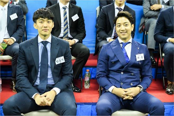 '풋풋했던 1년 전' 양홍석(왼쪽)과 허훈의 지난 시즌 신인 드래프트 당시 모습.(사진=KBL)