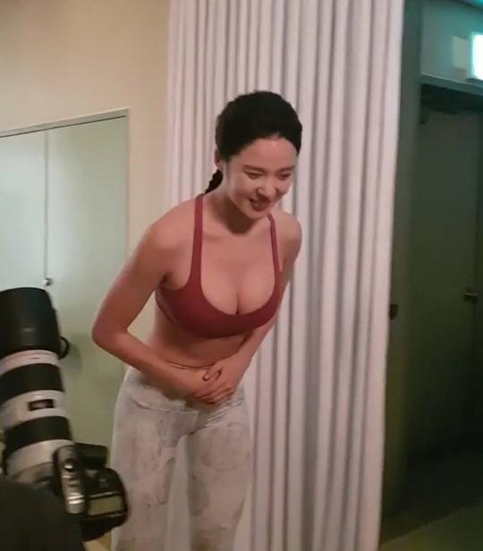 레이양 이 몸매 어쩌지? 섹시 글래머 인증, 강렬한 빨간 ‘속옷’만 입고 활짝 웃네!