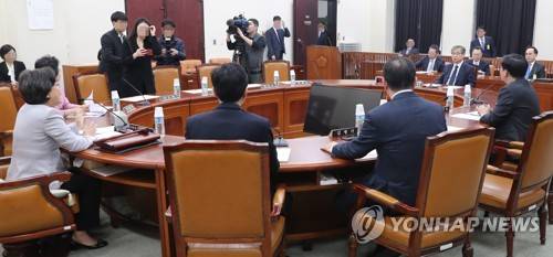국회 정보위 간담회 참석한 서훈 국정원장 (서울=연합뉴스) 김주형 기자 = 서훈 국가정보원장이 5일 오후 국회 정보위원회 간담회에 참석해 자리하고 있다. 서훈 국정원장은 이날 베트남 하노이에서 열린 북미 2차 정상회담 결과와 관련해 보고할 것으로 알려졌다. 2019.3.5 kjhpress@yna.co.kr