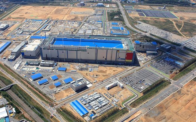 지난해 7월 경기 평택시에서 가동을 시작한 삼성전자 평택1라인은 단일 반도체 공장으로 세계 최대 규모다. 삼성전자 제공
