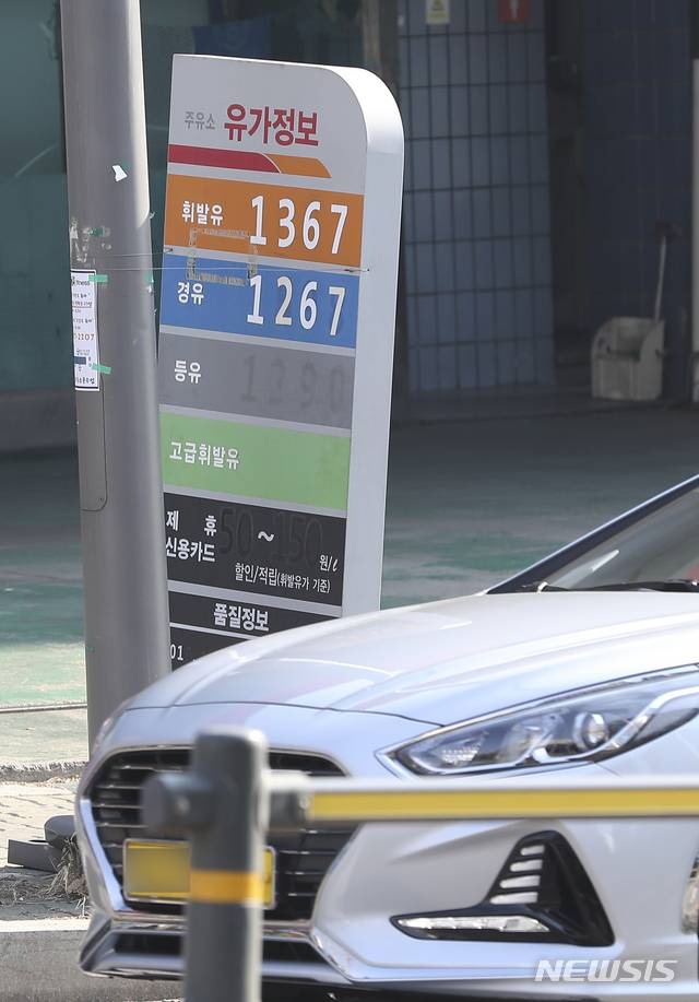 【서울=뉴시스】최진석 기자 = 주유소에서 판매하는 휘발유 및 경유가격이 16주 만에 오름세로 전환된 24일 서울 한 주유소에 판매 가격이 적혀 있다. 한국석유공사 유가정보 서비스 '오피넷'에 따르면 이달 셋째주 전국 주유소의 휘발유 판매가격은 ℓ당 0.2원 상승한 1342.9원으로 집계됐다. 같은 기간 경유 판매가격은 0.5원 오른 1242.2원으로 16주 만에 소폭 상승했다. 2019.02.24. myjs@newsis.com