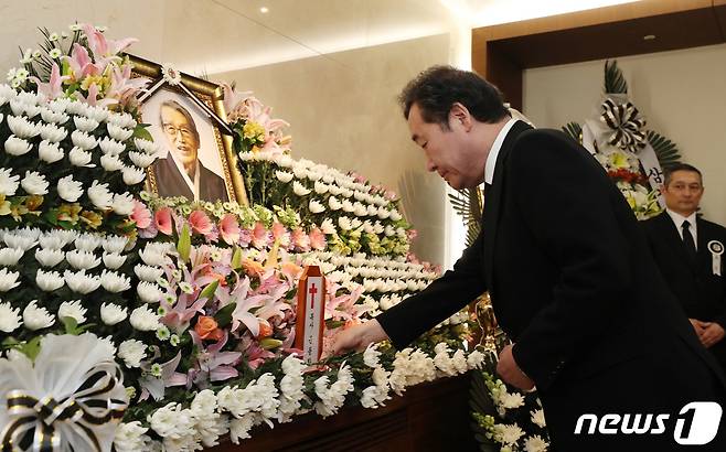 이낙연 국무총리가 10일 오후 연세대 세브란스 병원에 마련된 고 문동환 목사 빈소를 찾아 조문하고 있다. 문 목사는 일제강점기이던 1921년 5월5일 북간도 명동촌에서 독립신문 기자로 일했던 부친 문재린 목사와 여성운동가였던 김신묵 여사의 3남2녀 중 차남으로 태어났다. 독립운동과 기독교 선교의 중심지였던 명동에서 형 늦봄 문익환 목사, 윤동주 시인 등과 함께 자라며 일찌기 민족과 나라를 위해 헌신하는 삶에 뜻을 뒀다. 2019.3.10/뉴스1 © News1 이재명 기자
