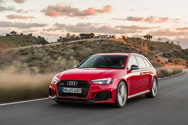 아우디 RS4 아반트는 450마력의 강렬한 왜건이다.