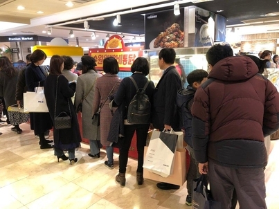 서울 명동 롯데백화점에 팝업스토어로 오픈한 ‘수원왕갈비통닭’을 먹기 위해 사람들이 줄을 선 모습. /루쏘팩토리 제공