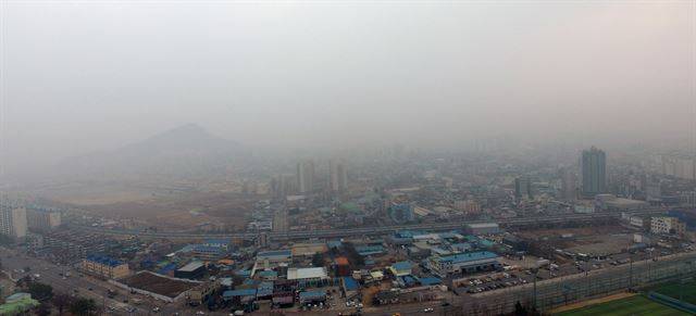 미세먼지 비상저감조치가 내려진 지난 6일 강원 춘천시 도심 하늘이 온통 뿌옇다. 춘천=연합뉴스