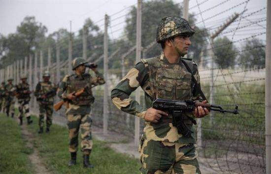 파키스탄과 접경지역을 순찰 중인 카슈미르 주둔 인도군의 모습(사진=AP연합뉴스)