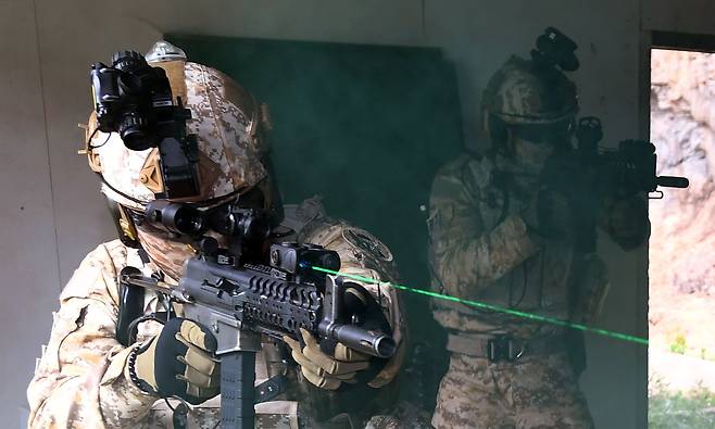 인천 계양구 국제평화지원단 훈련장에서 새로운 워리어 플랫폼을 착용한 육군 아크부대 대원들이 대테러 훈련을 펼치고 있다. 2018. 6. 25. 박윤슬 기자 seul@seoul.co.kr 인천 계양구 국제평화지원단 훈련장에서 새로운 워리어 플랫폼을 착용한 육군 아크부대 대원들이 대테러 훈련을 펼치고 있다. 2018. 6. 25. 박윤슬 기자 seul@seoul.co.kr