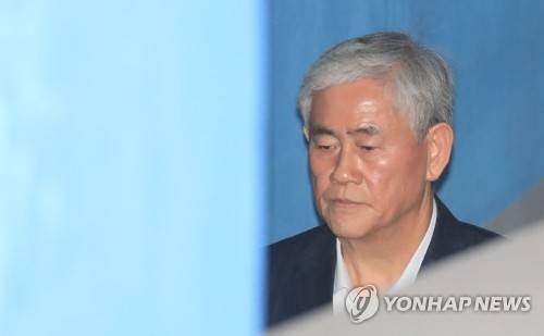 굳은 표정의 최경환 (서울=연합뉴스) 한종찬 기자 = 국가정보원에서 1억 원의 뇌물을 받은 혐의로 1심에서 징역 5년을 선고받은 자유한국당 최경환 의원이 최경환 17일 오후 서울 서초구 중앙지법에서 열린 항소심 선고 공판에 출석하고 있다. 2019.1.17 saba@yna.co.kr