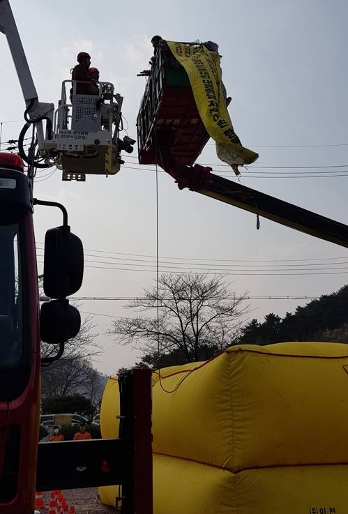 고공서 설득하는 경찰 (김해=연합뉴스) 정학구 기자 = 선친의 땅을 마을 사람에게 사기로 빼앗겼다고 주장하며 봉하마을서 고공농성을 벌여온 권모(59) 씨는 12일 오후 또 다른 크레인을 타고 공중에서 만난 김해서부경찰서 신용화 정보과장과 김태현 정보주임 등의 최종 설득을 받고 자신의 크레인에서 내려왔다. 2019.3.12