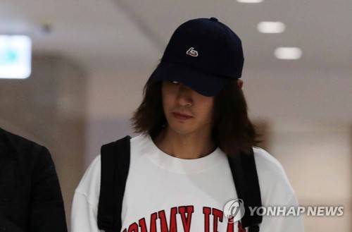 모자 푹 눌러쓴 정준영 (영종도=연합뉴스) 진연수 기자 = 성관계 동영상 불법촬영과 유포 혐의를 받는 가수 정준영이 12일 오후 인천국제공항을 통해 귀국하고 있다. 2019.3.12 jin90@yna.co.kr