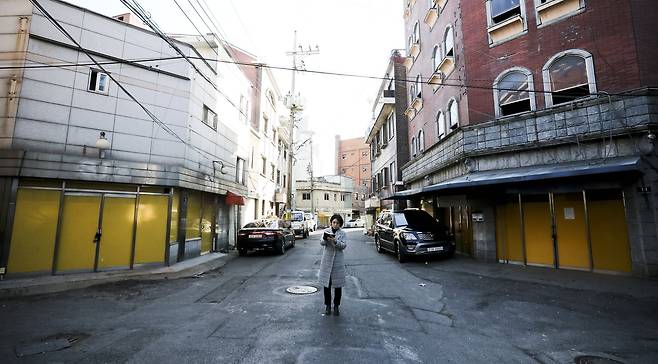 낮 시간 인천 미추홀구 숭의동 집창촌 '옐로하우스'의 업소 문이 굳게 닫혀 있다. 바로 옆 건물에서 누가 일하는지도 모르던 여성들은 도시 개발과 철거라는 갑작스런 변화 앞에서 함께 살 길을 모색하고 있다. 김경록 기자