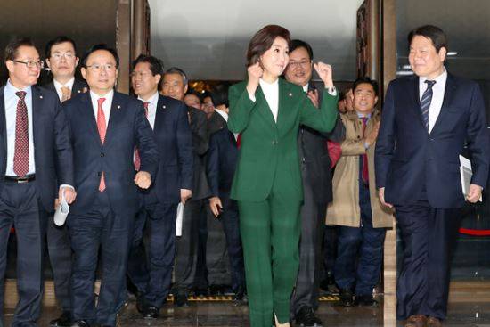 자유한국당 나경원 원내대표가 12일 서울 여의도 국회에서 교섭단체 대표연설을 마치고 본회의장을 나서면서 나경원을 연호하는 소리에 두 손을 들고 포즈를 취하고 있다. 뉴시스