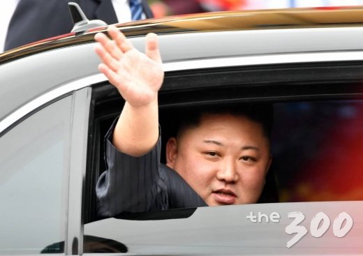  북·미 정상회담을 하루 앞둔 26일 김정은 북한 국무위원장이 베트남 랑선성 동당역에서 차량으로 이동하고 있다.