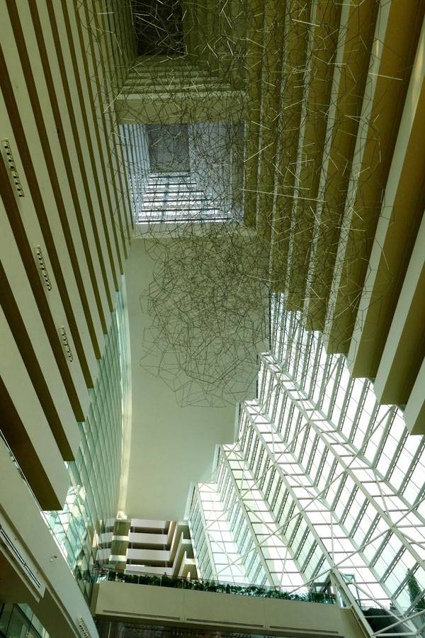 타워1 로비에 들어서면 안토니 곰리의 (드리프트)라는 작품이 눈길을 끈다