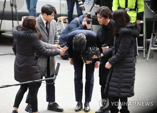 90도로 허리 숙인 승리 (서울=연합뉴스) 임헌정 기자 = 성 접대 의혹이 불거진 빅뱅 멤버 승리(본명 이승현)가 피의자 신분으로 조사를 받기 위해 14일 오후 서울지방경찰청으로 출석하며 허리 숙여 인사하고 있다. kane@yna.co.kr