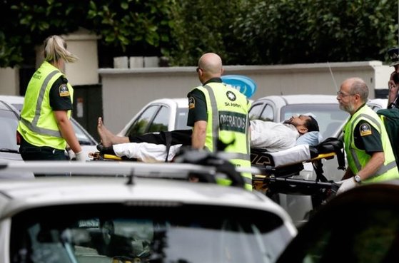 대규모 총기난사 사건이 발생한 뉴질랜드 크라이스트처치 중심부에서 15일 구급대원들이 부상자를 옮기고 있다. [AP=뉴시스]