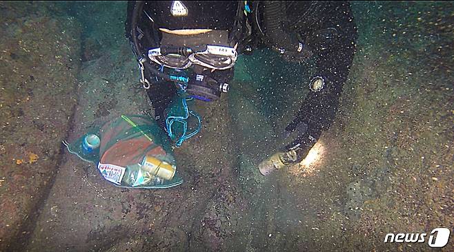 14일 서귀포시 보목동 섶섬 인근 해상에서 한 다이버가 바위틈에 있는 캔 쓰레기를 줍고 있다. 2019.03.17/뉴스1 © 뉴스1