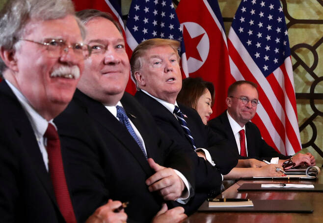 지난 2월28일 베트남 하노이에서 열린 제2차 북-미 정상회담장에 앉은 존 볼턴 미국 백악관 국가안보보좌관(맨 왼쪽). 연합뉴스