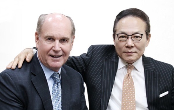 메타노이아 프로젝트를 이끄는 국제 인권변호사 출신 마이클 최 회장(오른쪽)과 로버트 스위프트 CEO. / 출처=엠블록체인 제공