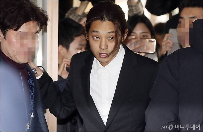 성관계 동영상 불법 촬영 및 메신저 단체 대화방 등을 통해 공유한 의혹을 받고 있는 가수 정준영이 지난 14일 오전 서울 종로구 서울지방경찰청에서 조사를 받기 위해 피의자 신분으로 출석하고 있다./사진=김창현 기자 chmt@