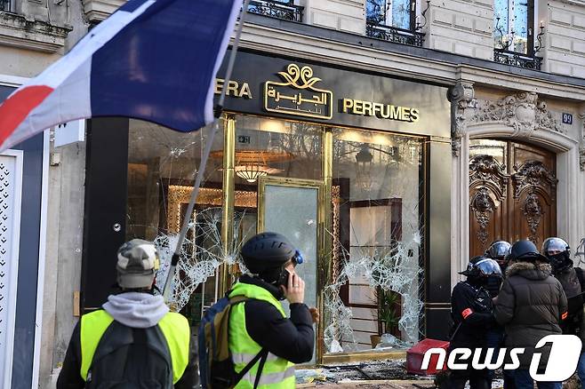 지난 16일(현지시간) 노란조끼 시위대에 의해 파괴된 프랑스 파리 시내 고급 상점. © AFP=뉴스1