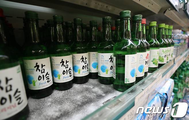 서울의 한 대형마트에 참이슬이 진열돼 있다. / 뉴스1 © News1 박지혜 기자