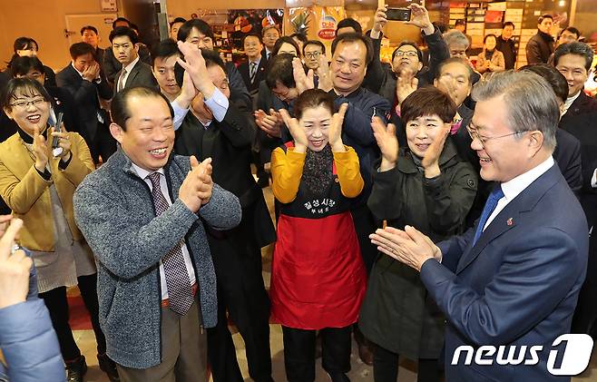 문재인 대통령이 22일 대구 북구 칠성시장을 찾아 상인들과 대화 나누고 있다. (청와대 제공) 2019.3.22/뉴스1